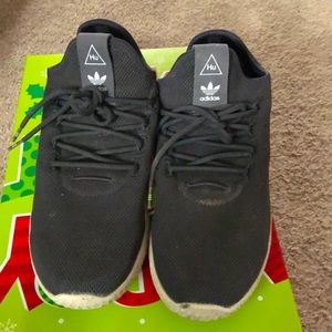 Dark grey men’s Adidas sneaker